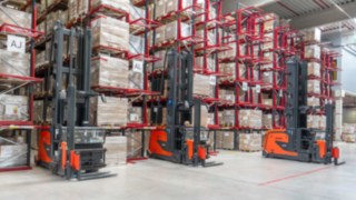 Trois préparateurs de commandes en allées étroites Fenwick à l’entrepôt de K2 Systems