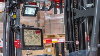 Le logiciel de gestion d’entrepôt Fenwick sur l’écran du chariot.