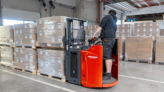Un magasinier de K2 Systems utilise un double-gerbeur Fenwick D12 HP SP