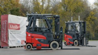 Deux chariots frontaux autonomes Fenwick en utilisation extérieure