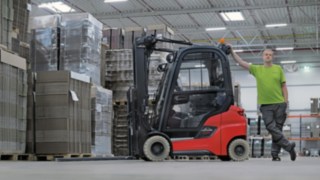 Thomas Lüssen, magasinier, se tient à côté du Xi20 P.