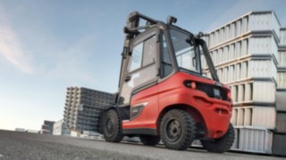 Les professionnels de l’échafaudage de Layher testent un modèle de présérie du Fenwick X50 en conditions réelles.