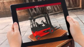 L’application Showroom Virtuel de Fenwick projette un chariot élévateur sur un tabouret.