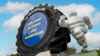 Le bonhomme Michelin devant l’usine de Michelin Tyre PLC à Stoke-on-Trent.
