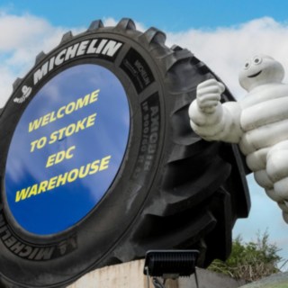 Le bonhomme Michelin devant l’usine de Michelin Tyre PLC à Stoke-on-Trent.