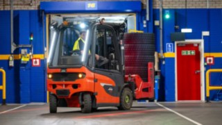 Un employé de Michelin Tyre PLC conduit un chariot élévateur Fenwick en marche arrière.