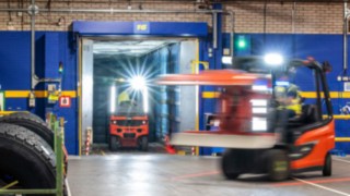 Un chariot élévateur Fenwick en action chez Michelin Tyre PLC.