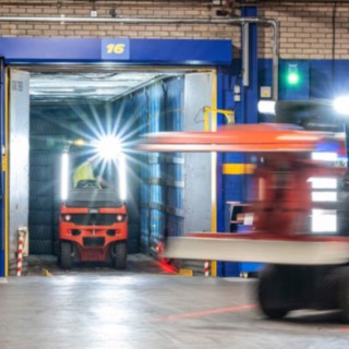 Un chariot élévateur Fenwick en action chez Michelin Tyre PLC.