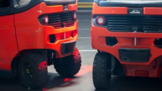 Le Radar Anticollision Fenwick à l’arrière de deux chariots frontaux E20.