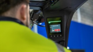 Un écran dans la cabine du conducteur affiche le message d’avertissement du Radar Anticollision Fenwick.