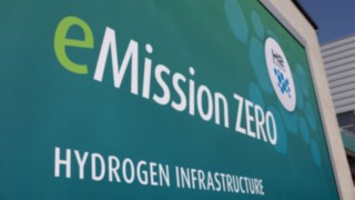 Panneau turc avec l’inscription « eMission ZERO » HYDROGEN INFRASTRUCTURE