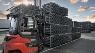 Les nouveaux chariots frontaux électriques E14 – E20 et Xi10 – Xi20 offrent une puissance adaptée à chaque type d’utilisation imaginable. Un chariot frontal électrique Fenwick transporte des tuyaux
