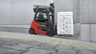 Même sur les montées difficiles, le Fenwick Xi20 PH s’en sort à merveille. Le Fenwick Xi20 PH transporte des marchandises sur une pente.