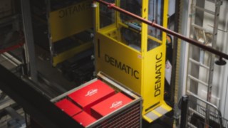 Un transstockeur Dematic dans l’entrepôt à hauts rayonnages