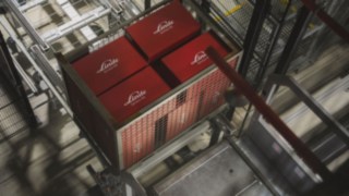 Des kits de service Fenwick sont transportés dans des caisses grillagées