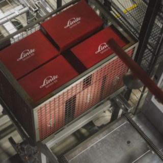 Des kits de service Fenwick sont transportés dans des caisses grillagées
