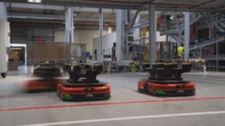 Trois robots mobiles autonomes (AMR) Fenwick circulent dans l’entrepôt