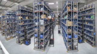 Le V-Modular facilite la tâche du préparateur de commandes lors du travail en hauteur.