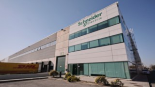 Centre logistique de Schneider Electric à Sant Boi de Llobregat, en Espagne Centre logistique de Schneider Electric à Sant Boi de Llobregat, en Espagne