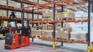 Vidéo de deux gerbeurs automatisés L-MATIC AC Fenwick au travail chez Schneider Electric En Espagne, Schneider Electric utilise deux gerbeurs automatisés L-MATIC AC Fenwick.