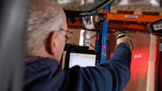 Un collaborateur de Schröder scanne le code-barres sur la marchandise. Un collaborateur de Schröder scanne le code-barres sur la marchandise. Un collaborateur de Schröder scanne le code-barres sur la marchandise. Un collaborateur de Schröder scanne le code-barres sur la marchandise.