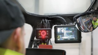 Un collaborateur de Seifert Logistics avec le Contrôle Dynamique du Mât Fenwick 