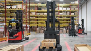 Les R-MATIC Fenwick attendent devant le rayonnage le prochain ordre de transport
