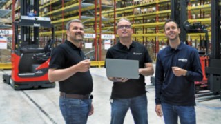 Oliver Sitzmann, Marcus Wieland, chacun de Simon Hegele, et Thomas Eußner, d’Ernst Müller Fördertechnik, se tiennent côte à côte dans l’entrepôt.