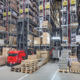 Le chariot K Fenwick avec Active Stability Control en action chez Wagner eCommerce