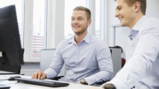 Réunion de collaborateurs Linde au bureau, devant un ordinateur Réunion de collaborateurs Linde au bureau, devant un ordinateur