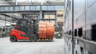 Le chariot H35 Fenwick en action dans le secteur de la construction. Le chariot gaz H35 Fenwick