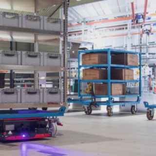 L’AMR C-MATIC HP Fenwick utilisé en support de charge