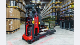 Le préparateur de commandes autonome RoCaP (Robotic Case Picker) de Fenwick-Linde, équipé d’un bras de préhension multiaxial, pour la préparation autonome des commandes en entrepôt