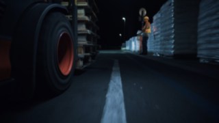 Vidéo sur la très innovante veste de sécurité Fenwick La veste de sécurité interactive de Fenwick avertit les caristes et les piétons lors de situations dangereuses.