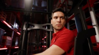 Focus sur le conducteur d’un chariot à mât rétractable ergonomique Ri16 Fenwick.