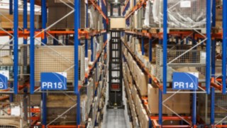 Le chariot automatisé pour allées étroites Fenwick K-MATIC