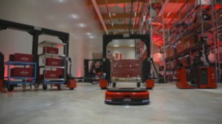 L'intégration intelligente de solutions automatisées et semi-automatisées améliore de manière significative la performance de la manutention et donc le flux de matériel global dans l'entrepôt. Vidéo sur les solutions d'automatisation de Linde