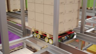 Une navette à 4 voies transporte des marchandises Le S-MATIC cube Fenwick