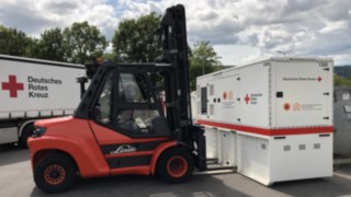Plusieurs chariots Fenwick ont été mis à disposition dans la zone concernée. Un chariot élévateur Fenwick en cours de chargement et déchargement de marchandises.