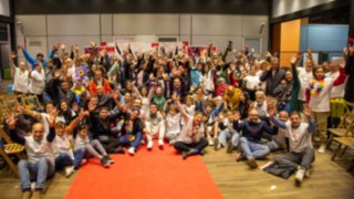 Plusieurs centaines de collaboratrices et collaborateurs de Fenwick-Linde participent désormais aux « Fiestas Solidarias ». Une photo de groupe avec de nombreux membres de l’initiative espagnole « Linde Solidaria ».