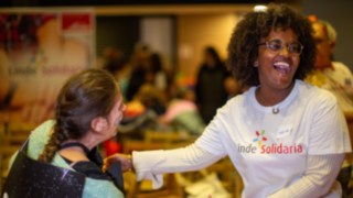 Avec solidarité et empathie, le personnel de Fenwick-Linde s’engage dans le monde entier en faveur des personnes dans le besoin. Deux personnes de l’initiative « Linde Solidaria ».