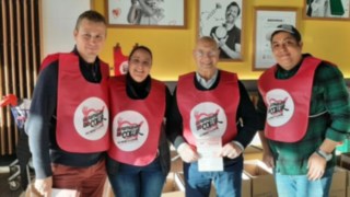 Fenwick coopère avec l’initiative « Restaurants du Cœur », qui soutient les personnes touchées par la pauvreté en leur faisant des dons de nourriture et de matériel. Un groupe de bénévoles de l’initiative « Restaurants du Cœur »