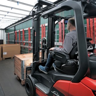 Un chariot élévateur Fenwick charge un camion