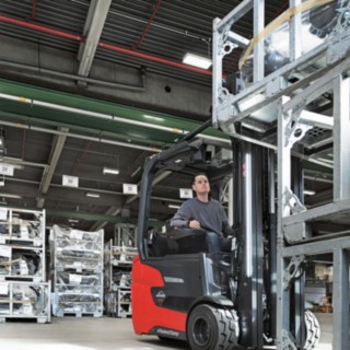 Un chariot élévateur Fenwick dans une usine