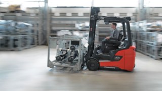 Un groupe de personnes analyse l’environnement de travail dans un entrepôt logistique.