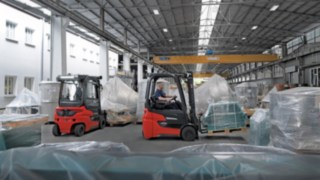 Les chariots électriques Xi16 – Xi20 Linde Material Handling en action dans un entrepôt.