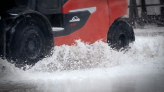 Travailler dans des conditions extrêmes ? Aucun problème pour les chariots électriques X20 – X35. Un chariot électrique X25 Fenwick roule dans l’eau