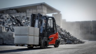 L’interaction parfaite entre l’Homme et la Machine accroît la productivité. Un chariot électrique X35 Fenwick transporte des marchandises en extérieur