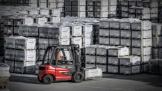 Les nouveaux chariots électriques X20 – X35 constituent une alternative à la fois puissante, silencieuse et sans émissions polluantes aux chariots thermiques. Un chariot électrique X35 Fenwick transporte des marchandises