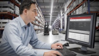 Grâce à leur système de connectivité complet, les chariots élévateurs peuvent être facilement intégrés aux systèmes de gestion de flotte et processus digitaux. Une personne travaille sur un ordinateur